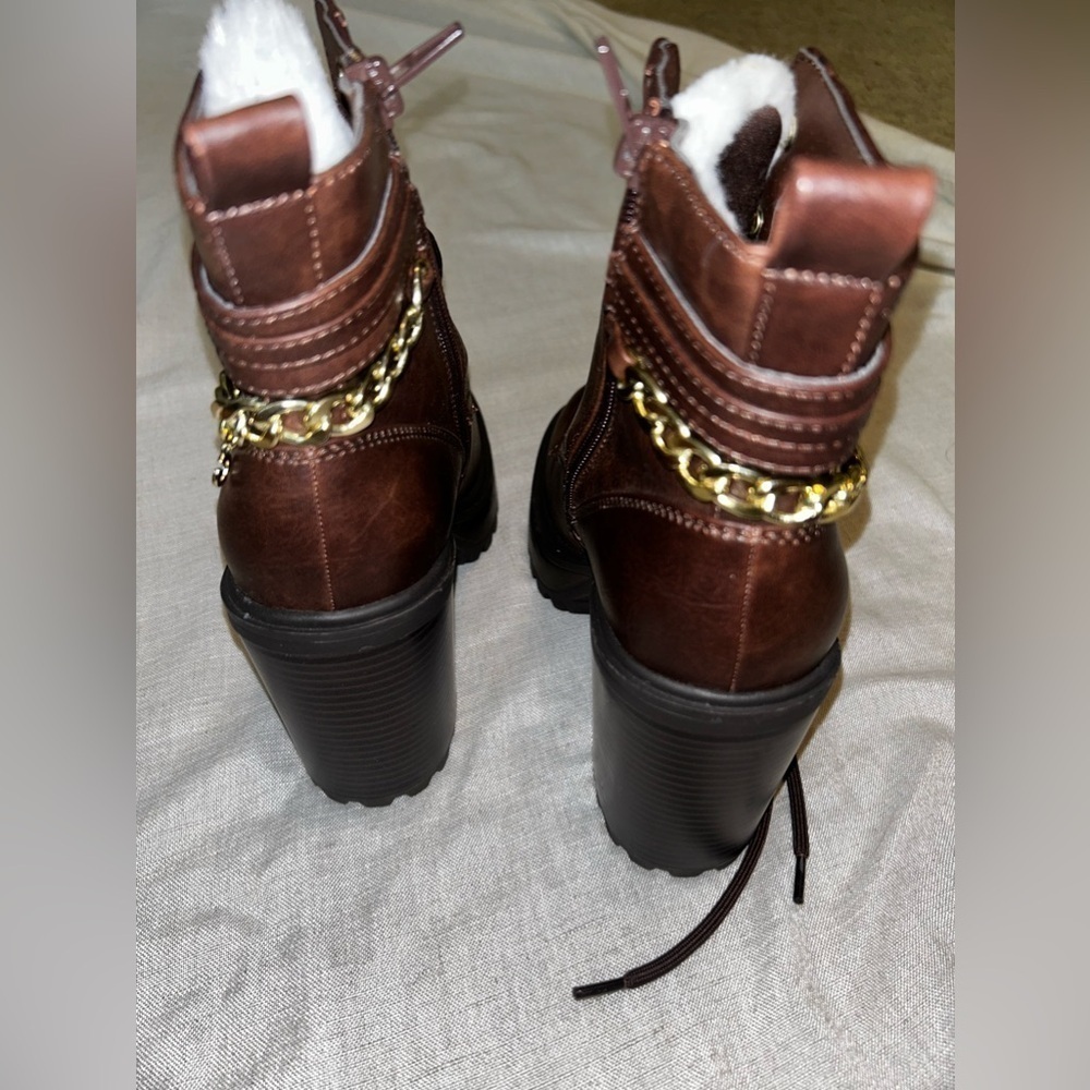 NWOT WOMANS GUESS BOOTIES - Picture 5 of 11